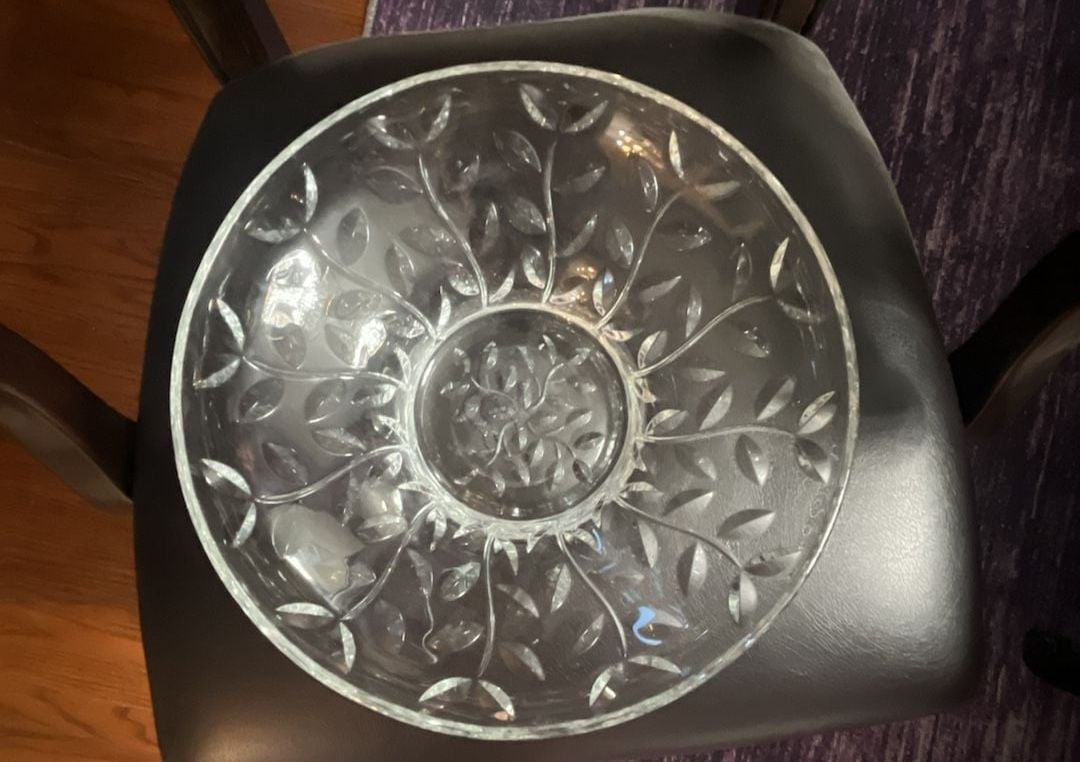 Vintage Clear Pressed Glass Leaf Pattern Serving Bowl 1