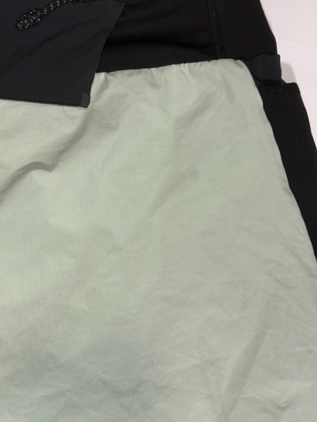 Men’s On Cloud Two-Tone Split Running Shorts Dark Gray Front Seafoam Back XL 5