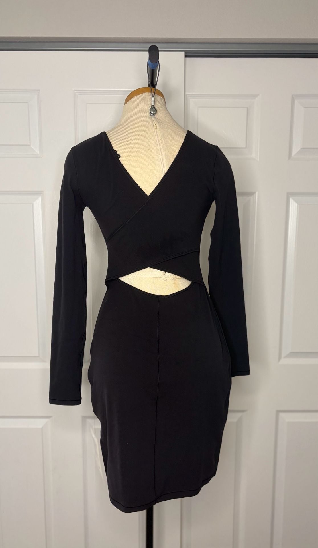 068-Lululemon Contour Dress *Nulu Size 6 Black Long Sleeve Cutout Back Mini 6