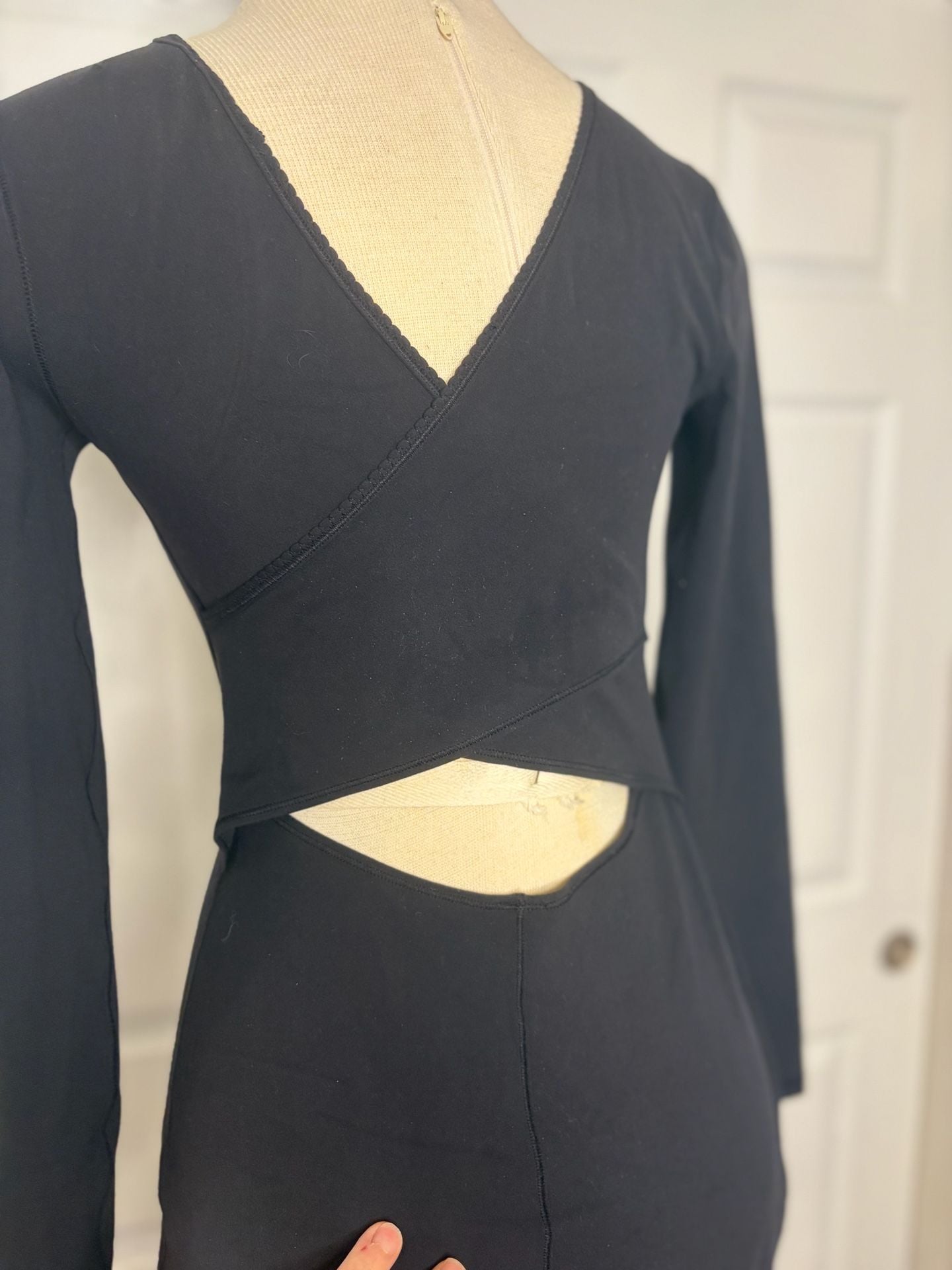 068-Lululemon Contour Dress *Nulu Size 6 Black Long Sleeve Cutout Back Mini 7