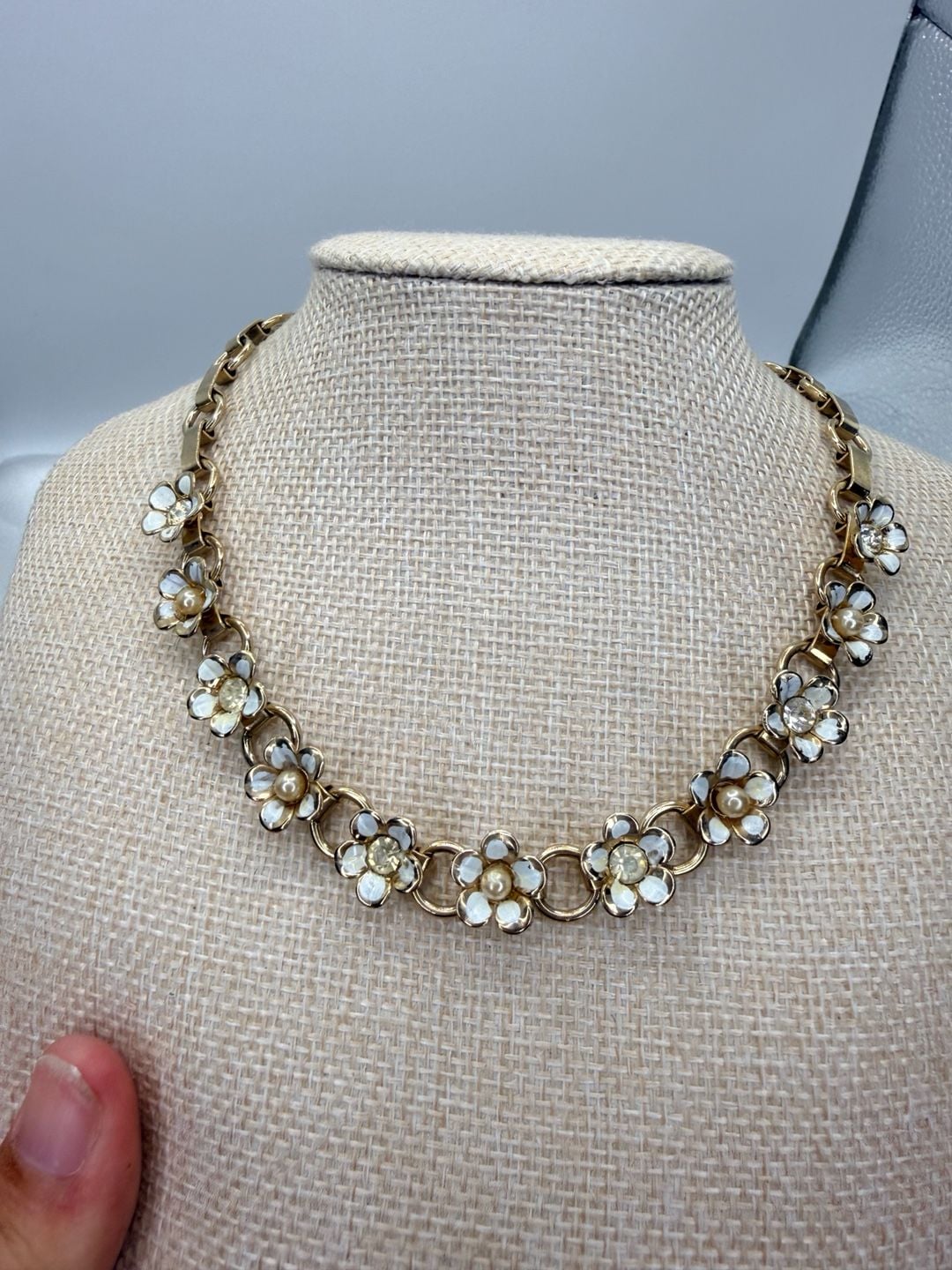 Vintage Gold Tone White Flower Rhinestone Choker Necklace 2