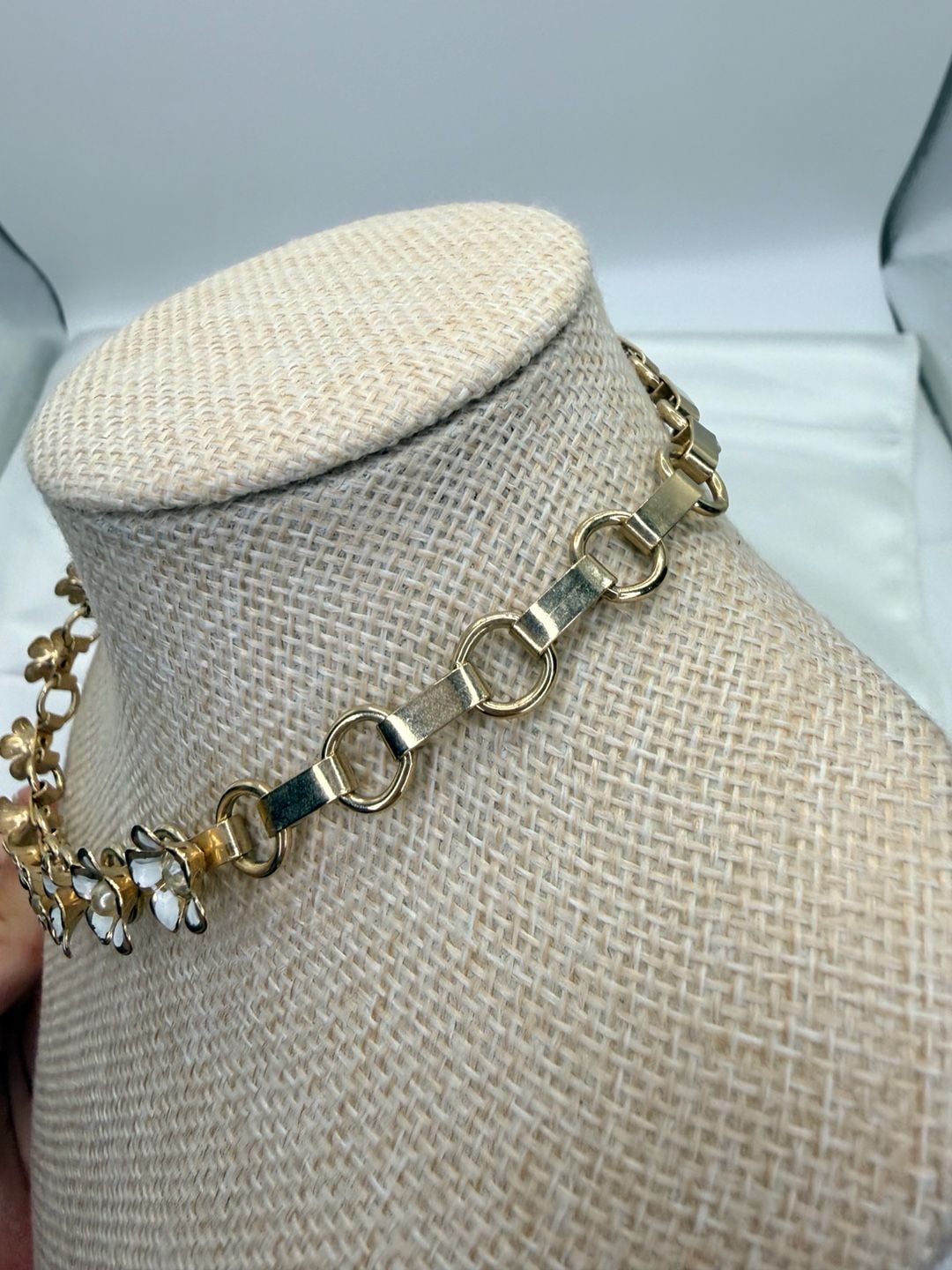 Vintage Gold Tone White Flower Rhinestone Choker Necklace 6