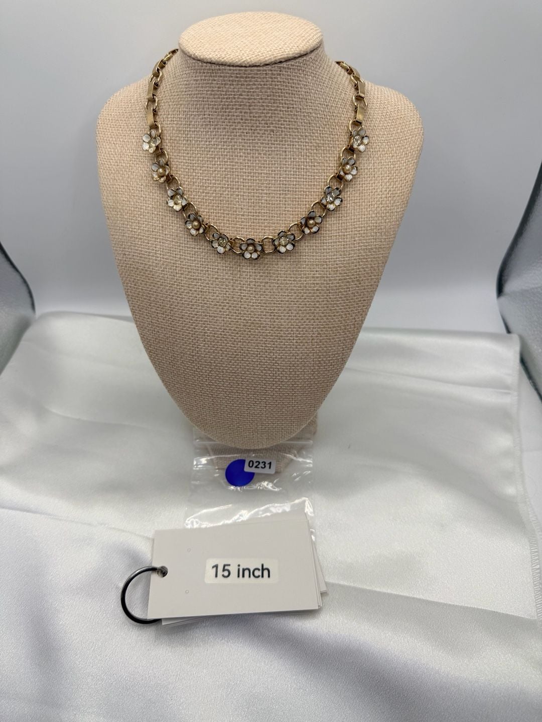Vintage Gold Tone White Flower Rhinestone Choker Necklace 8