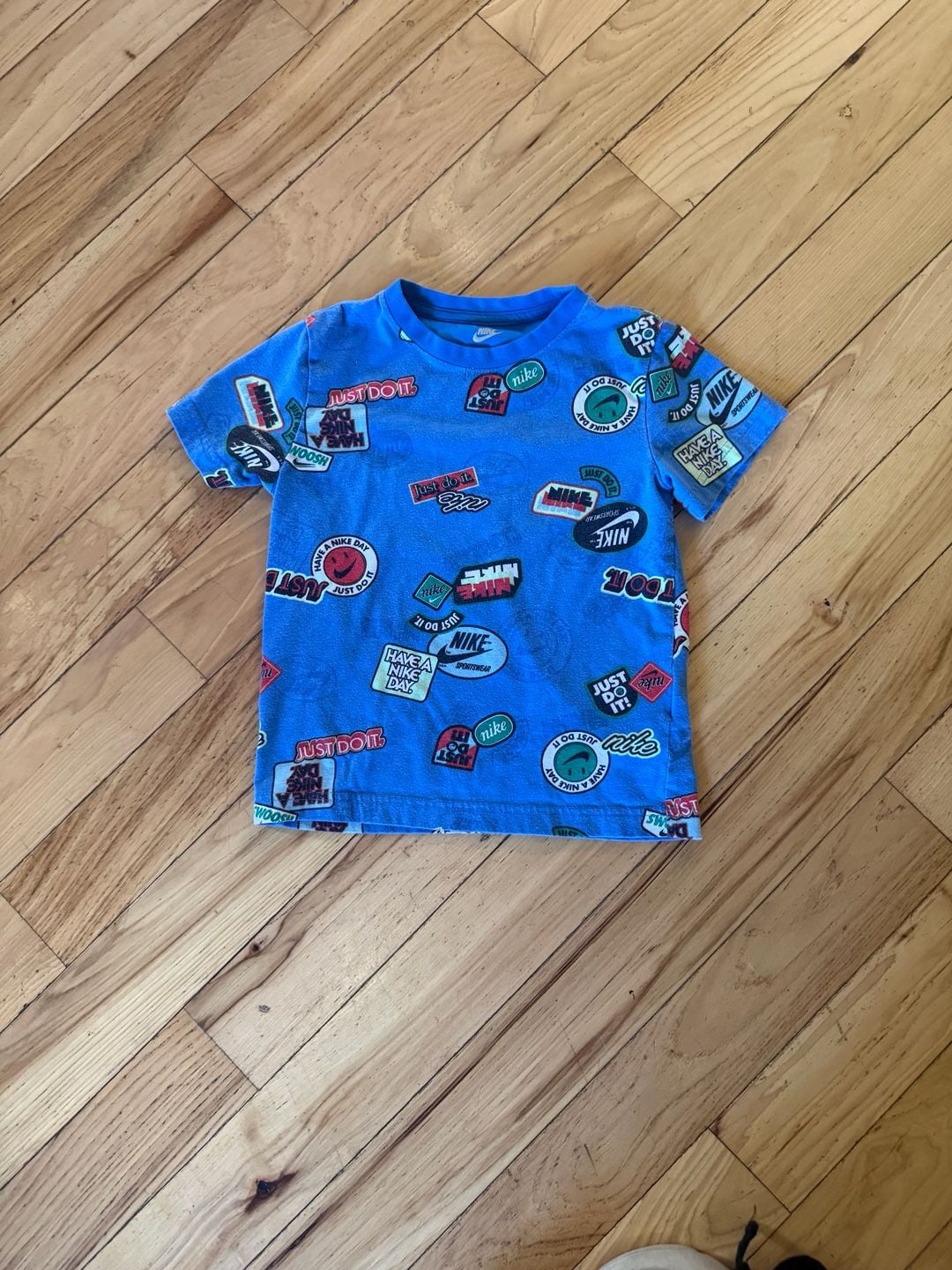 Nike Graphic T-Shirt Size 5-6 Yrs Blue Patches Short Sleeve 2