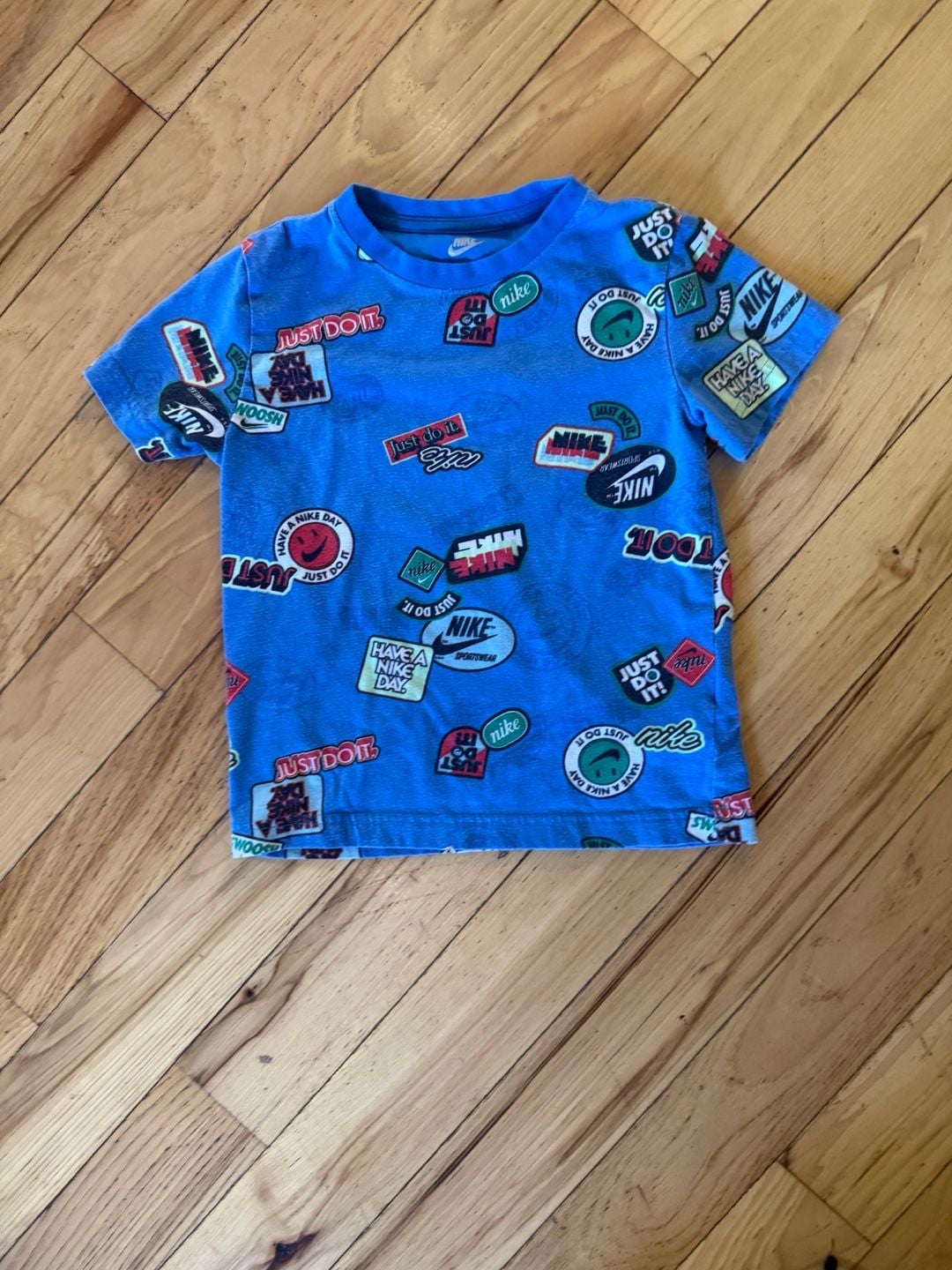 Nike Graphic T-Shirt Size 5-6 Yrs Blue Patches Short Sleeve 5