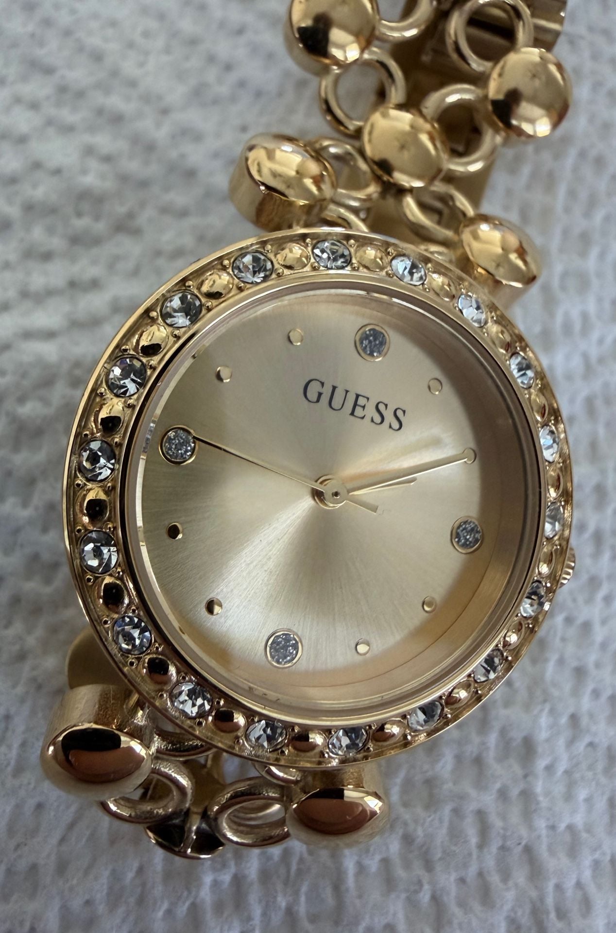 GUESS Round 28mm Champagne Dial Analog Women Watch - U1425L2M : : Watches 2