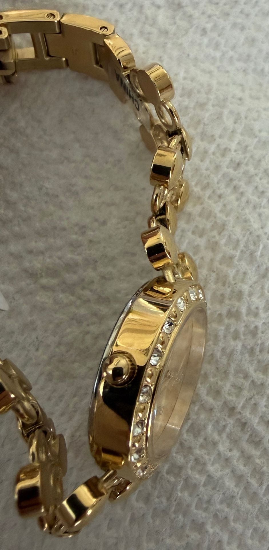 GUESS Round 28mm Champagne Dial Analog Women Watch - U1425L2M : : Watches 6
