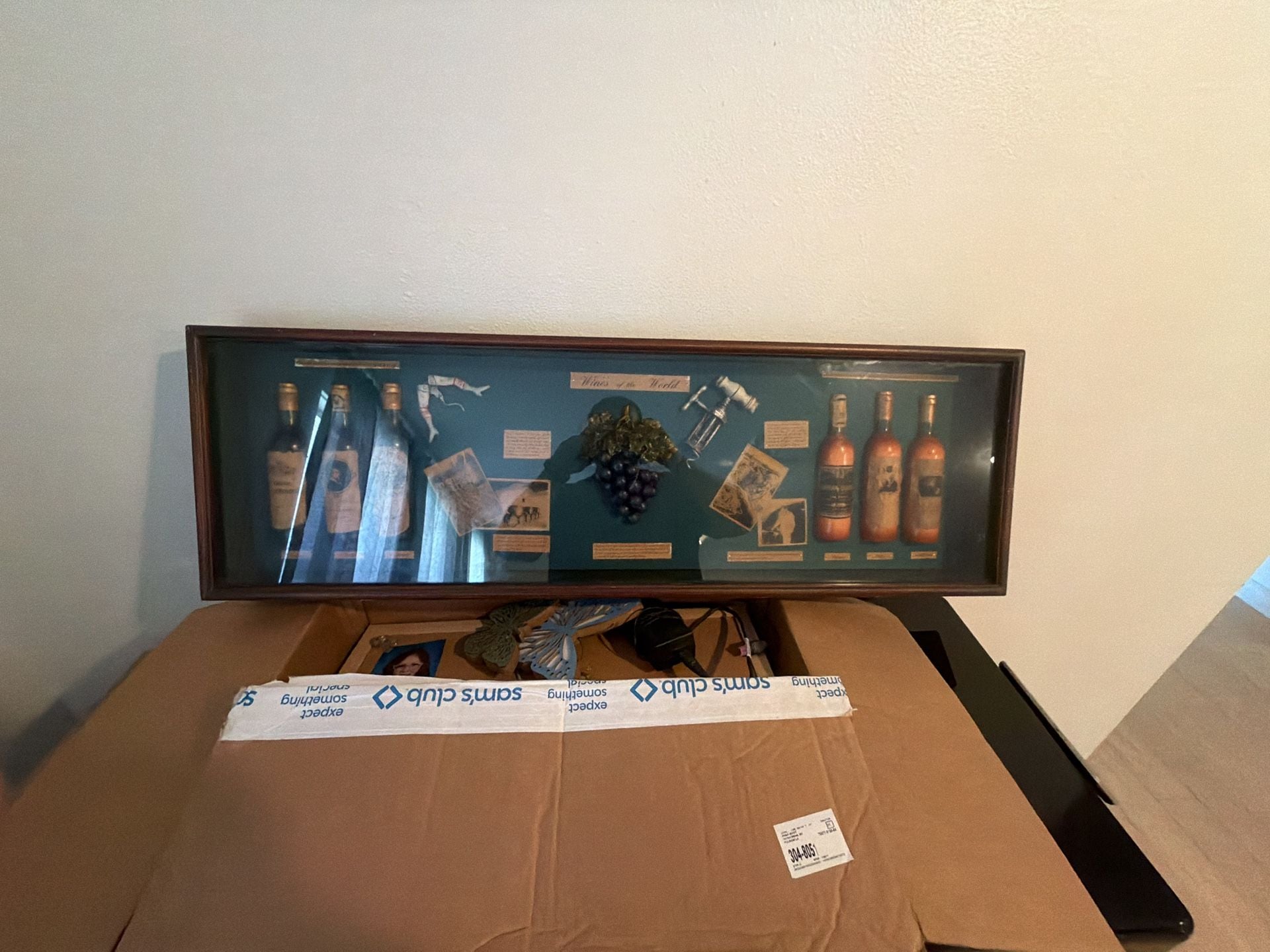 Vintage Wines of the World Shadow Box Wooden Display great condition 1