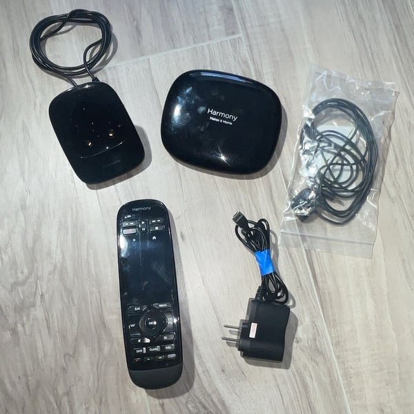 Logitech Harmony Ultimate Remote Control with Charging Dock base ir blaster