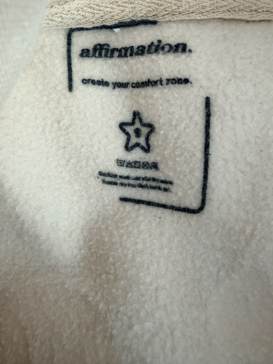 Affirmation Apparel Cream "Born to Slay" Multi-Kiss Graphic Hoodie Size: Small 5