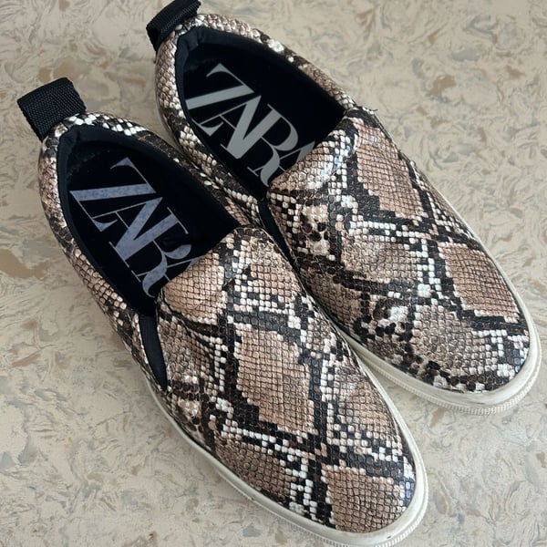 Zara Slip On Sneakers Size 40 Snakeskin Print
