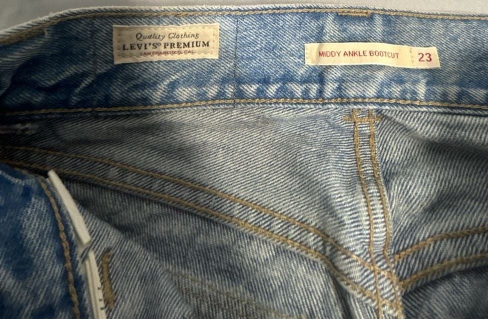 Levi's Premium Middy Ankle Bootcut Size 23 Jeans (320) 4