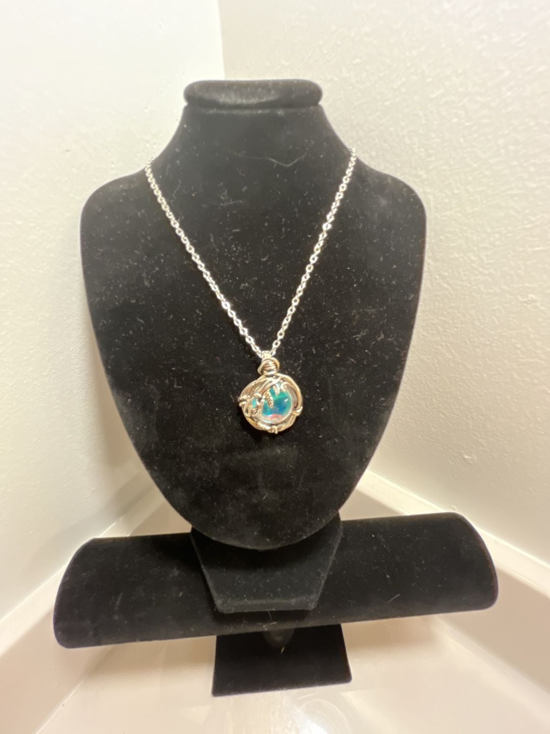 Thorn Vine Moonstone Necklace Iridescent Pendant 3