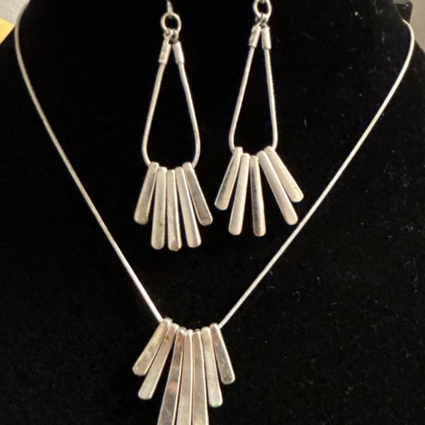 Silver Tone Metal Fringe Necklace And Matching Earrings Set