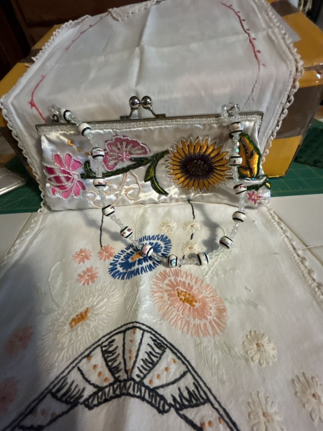 Vintage Embroidered Floral Satin Kiss Lock Clutch Beaded Handle 1