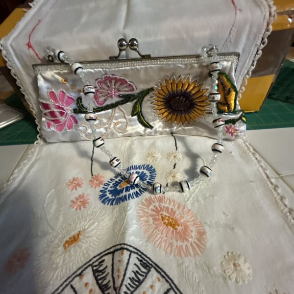 Vintage Embroidered Floral Satin Kiss Lock Clutch Beaded Handle