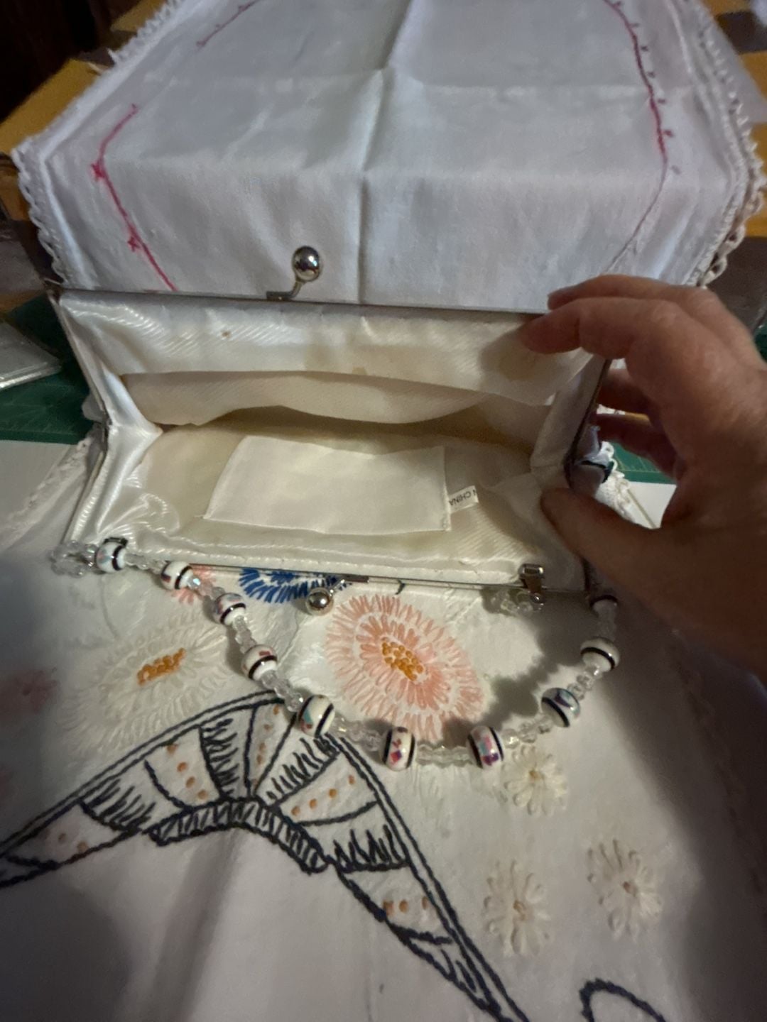 Vintage Embroidered Floral Satin Kiss Lock Clutch Beaded Handle 2