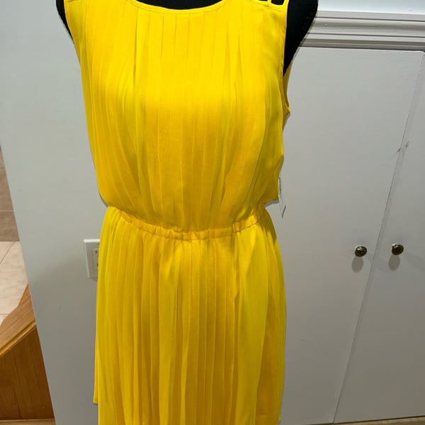 Jessica Simpson Pleated Dress Size 4 Yellow Sleeveless Chiffon