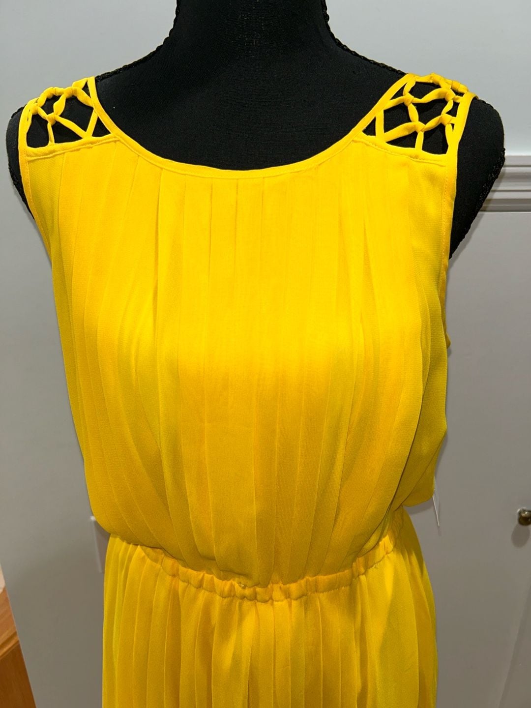 Jessica Simpson Pleated Dress Size 4 Yellow Sleeveless Chiffon 8