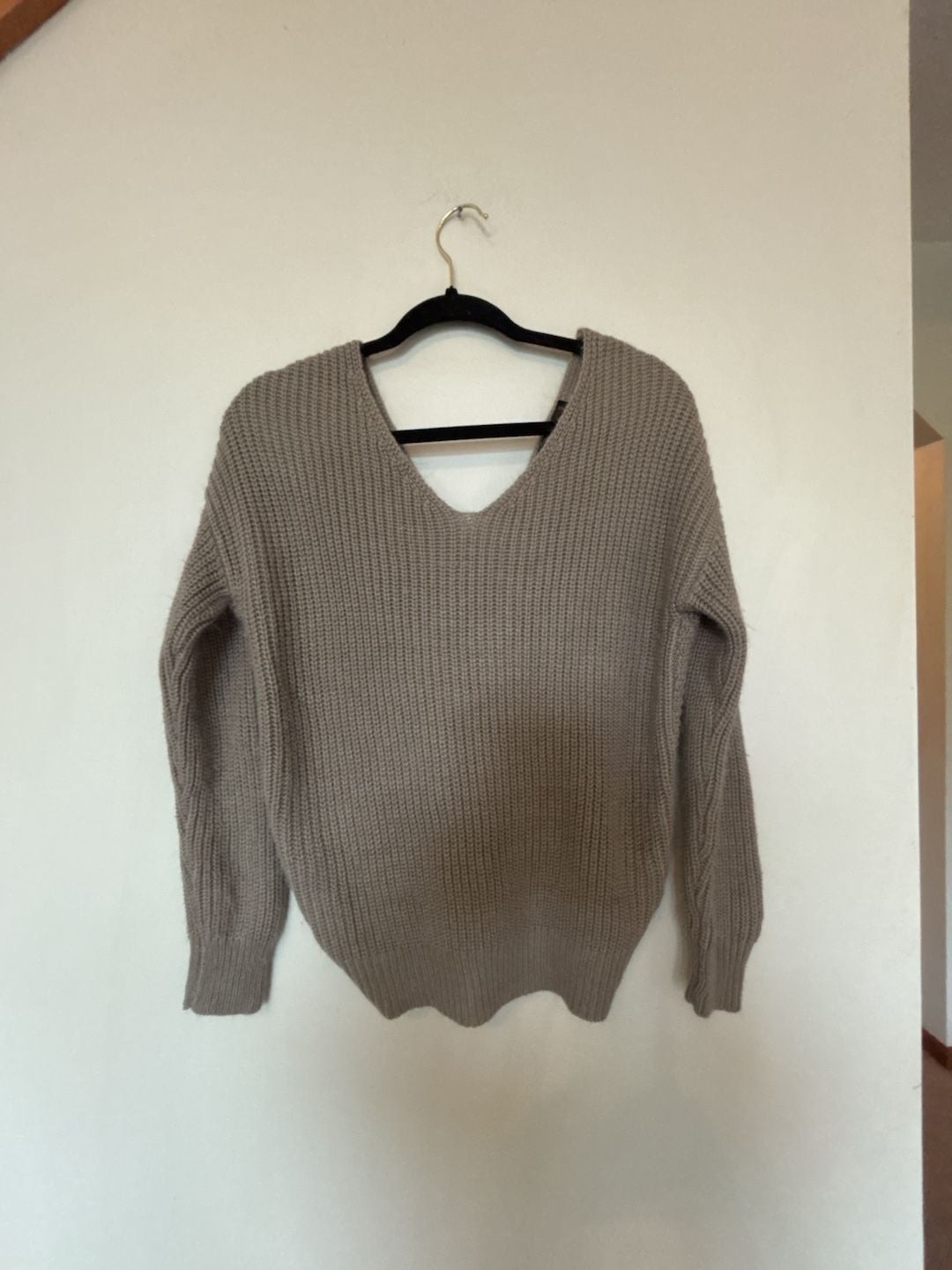 Love Tree Twist Back Sweater Size Small Taupe Ribbed Knit Pullover 2