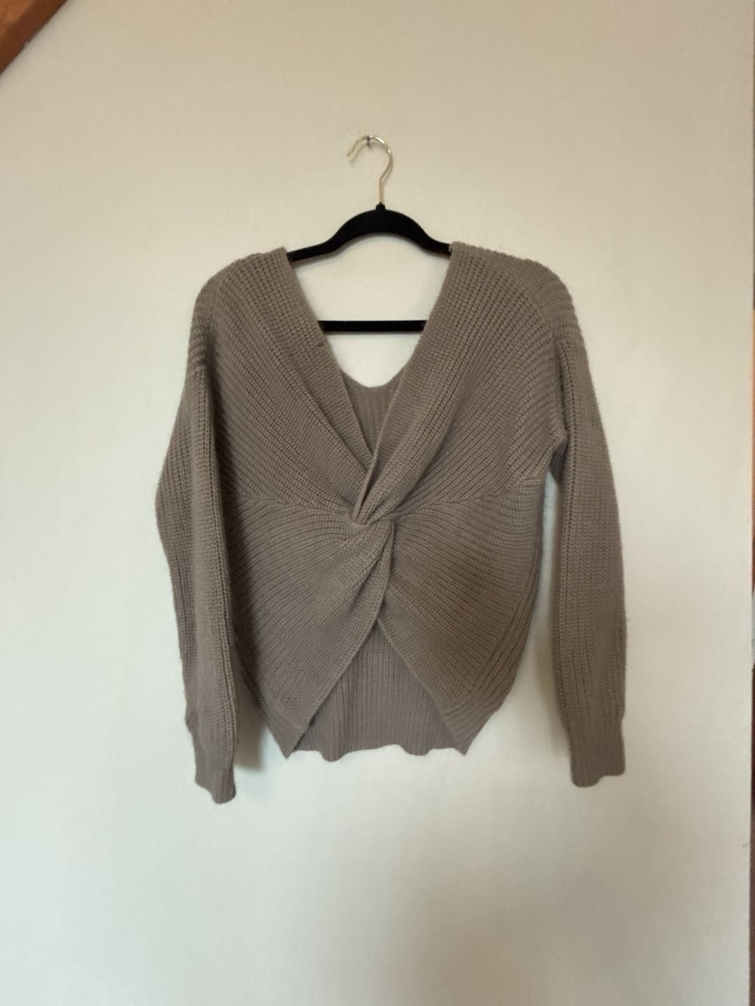 Love Tree Twist Back Sweater Size Small Taupe Ribbed Knit Pullover 4