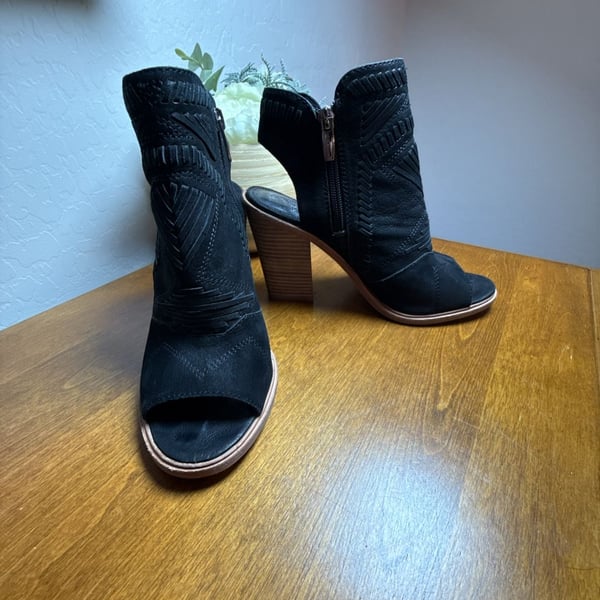 Vince Camuto Karinta Bootie Size 7.5 Black Suede Peep Toe Block Heel