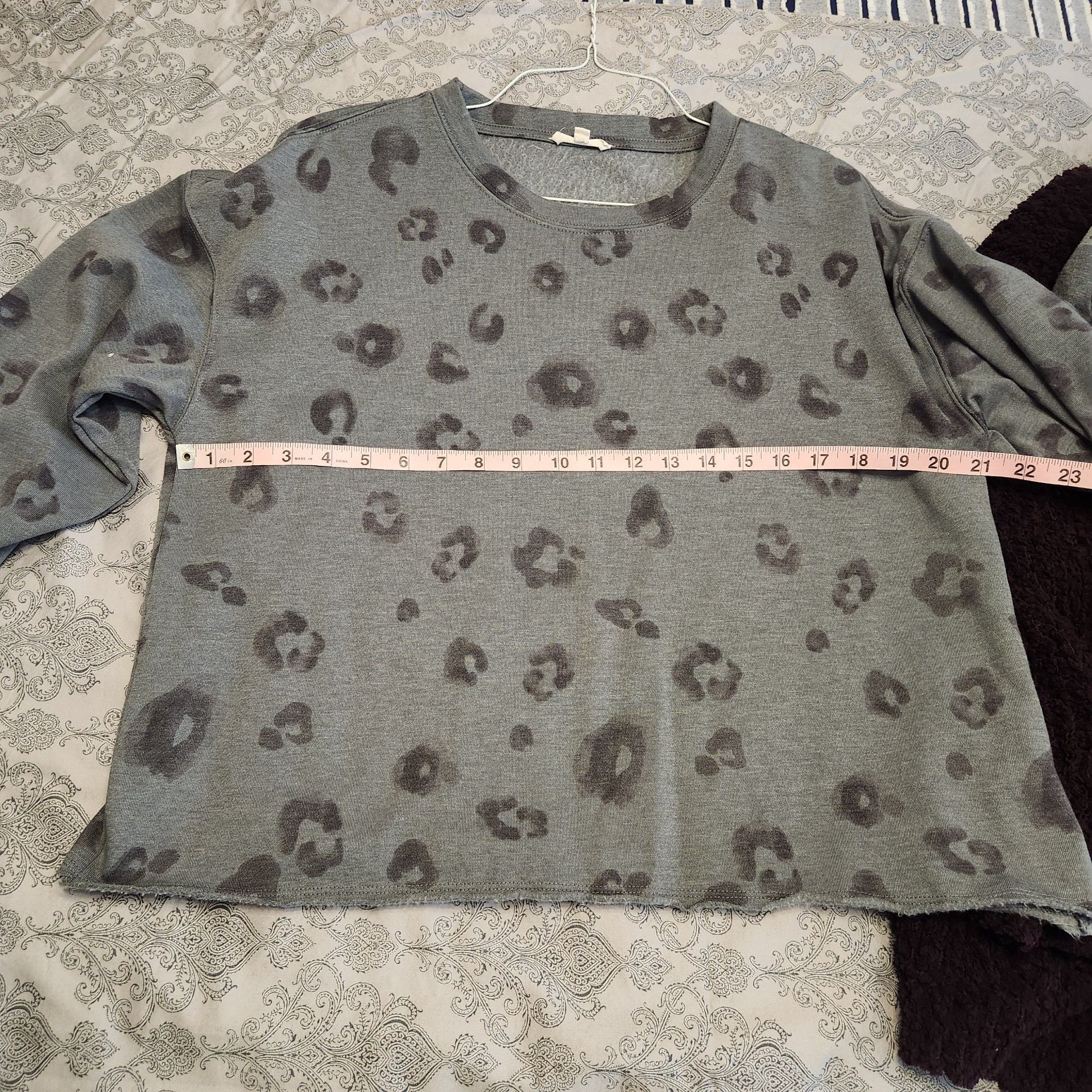 Bundle of 4 women's sweaters 16