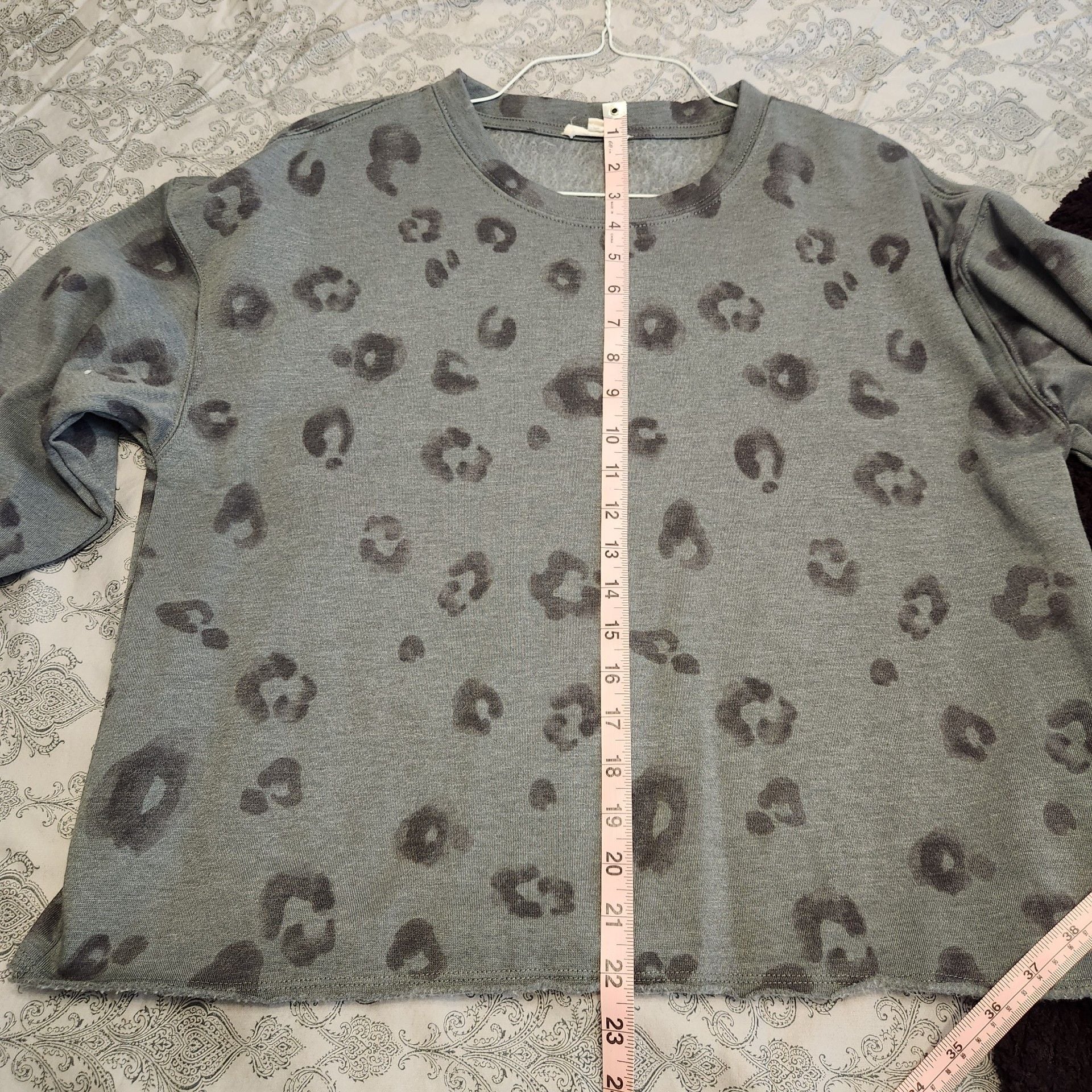 Bundle of 4 women's sweaters 17