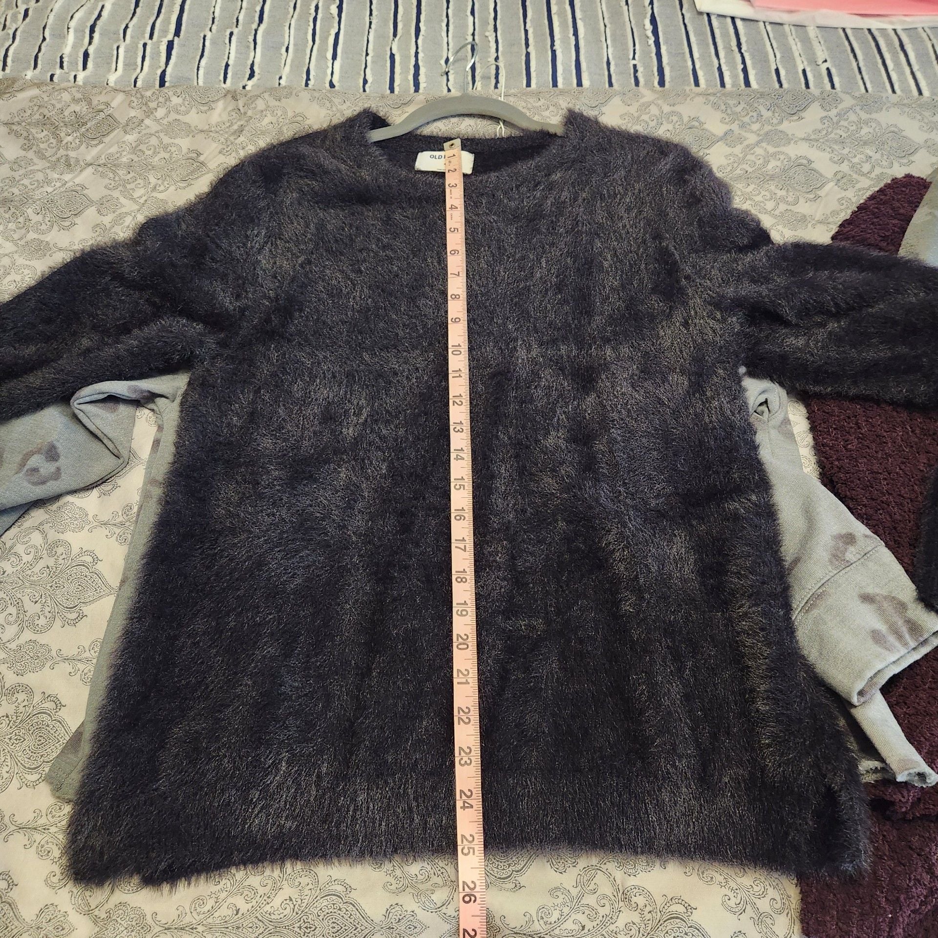 Bundle of 4 women's sweaters 19
