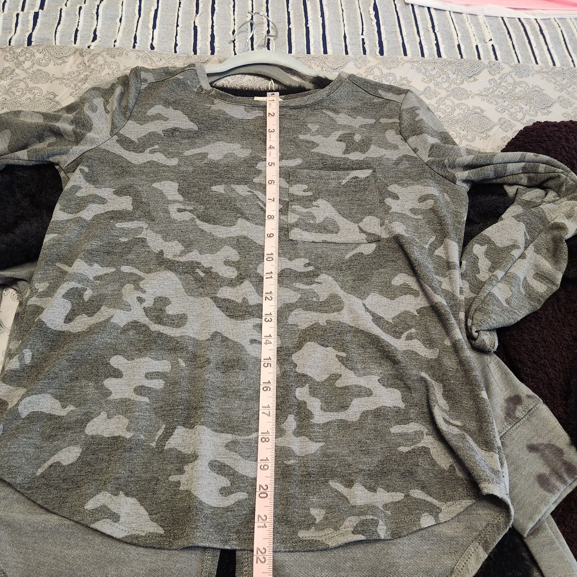 Bundle of 4 women's sweaters 21