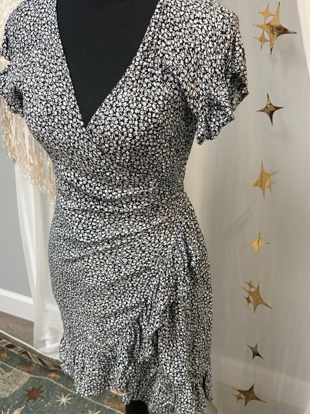Billabong Black & White Ditsy Floral Wrap Mini Dress S | Ruffle Flutter Sleeve | 7