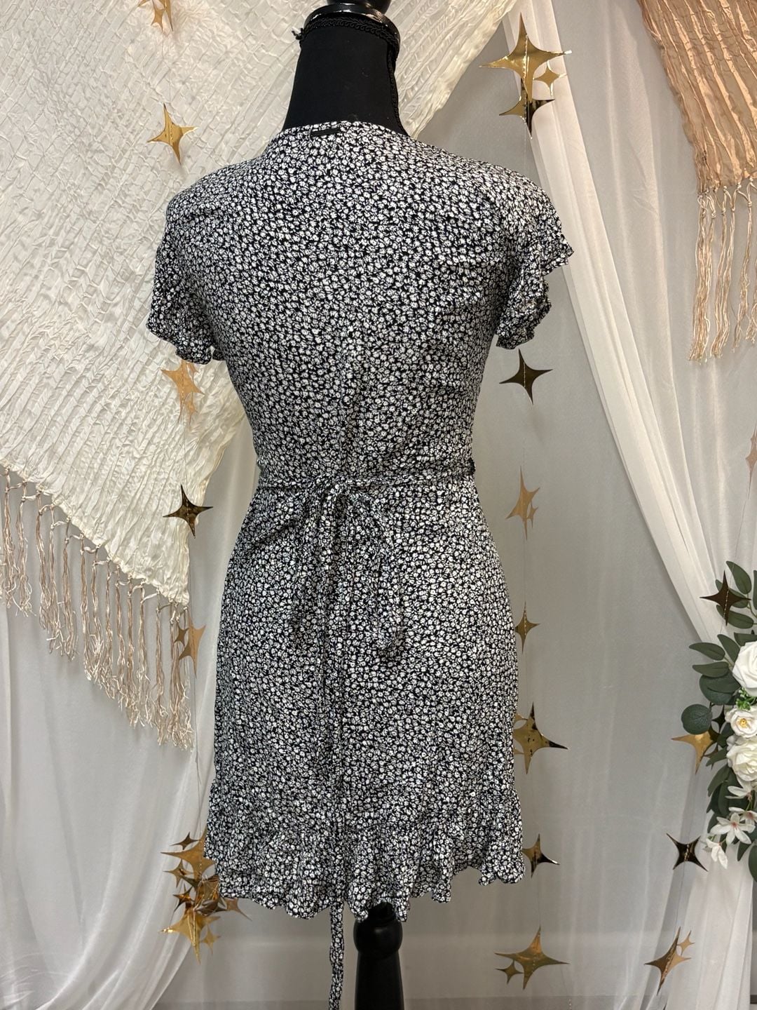Billabong Black & White Ditsy Floral Wrap Mini Dress S | Ruffle Flutter Sleeve | 11