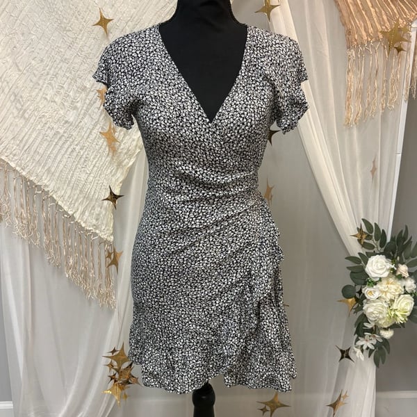 Billabong Black & White Ditsy Floral Wrap Mini Dress S | Ruffle Flutter Sleeve |
