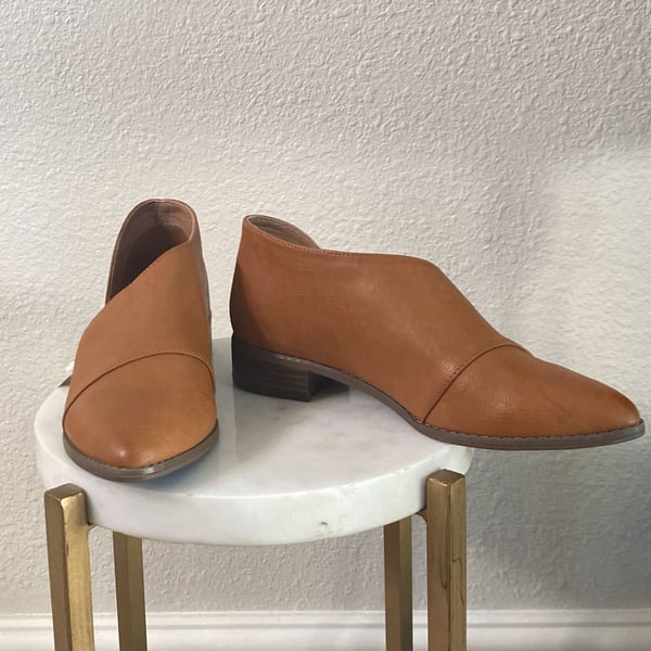 Cynthia Rowley Cut Out Bootie Size 8 Cognac Brown Pointed Toe Flats