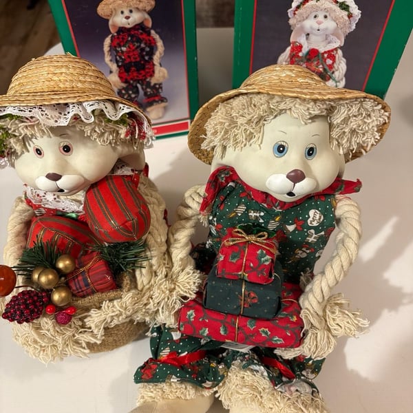 House of Lloyd Floyd and Flossie Christmas Around the World Bunny Shelf Sitters