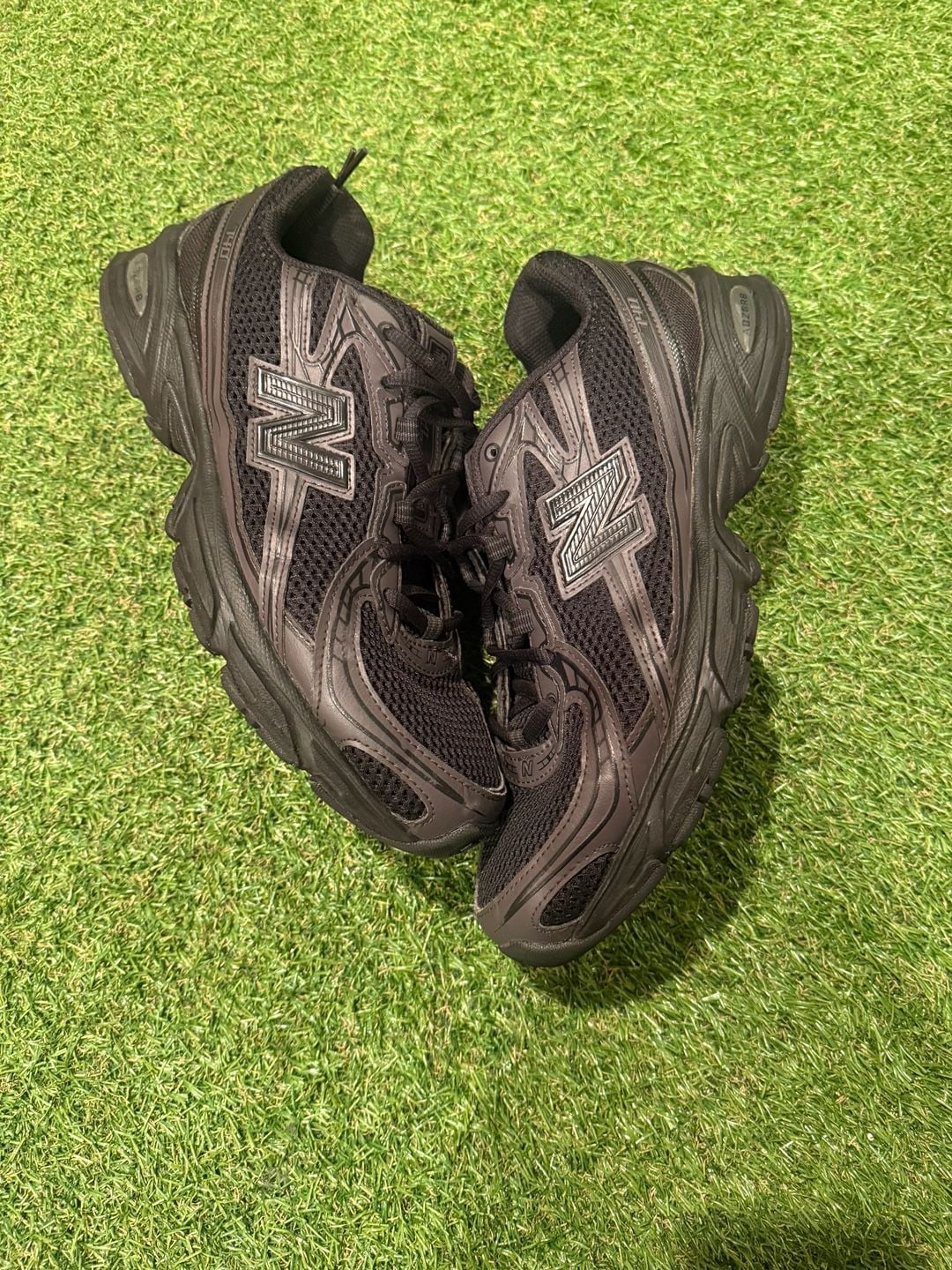 New Balance 740 Black Sneakers Size 8.5 2