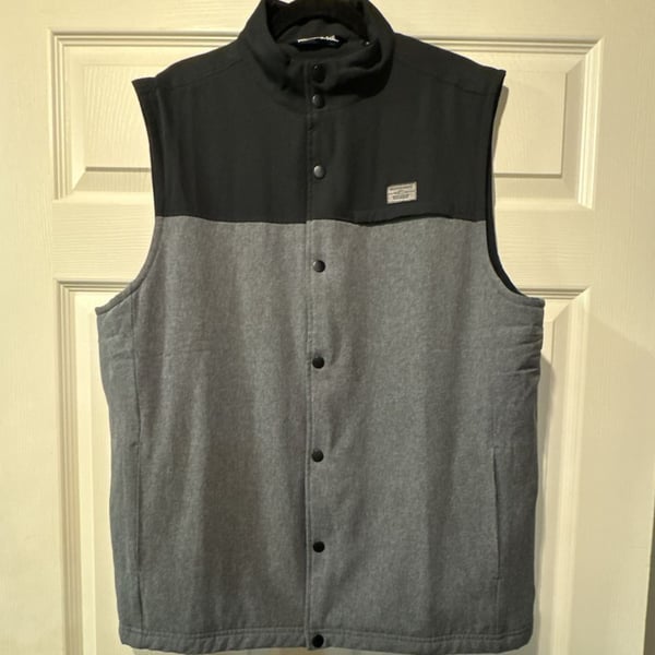 Travis Mathew Navigational Report Golf Snap Button Vest Size Large Black Gray