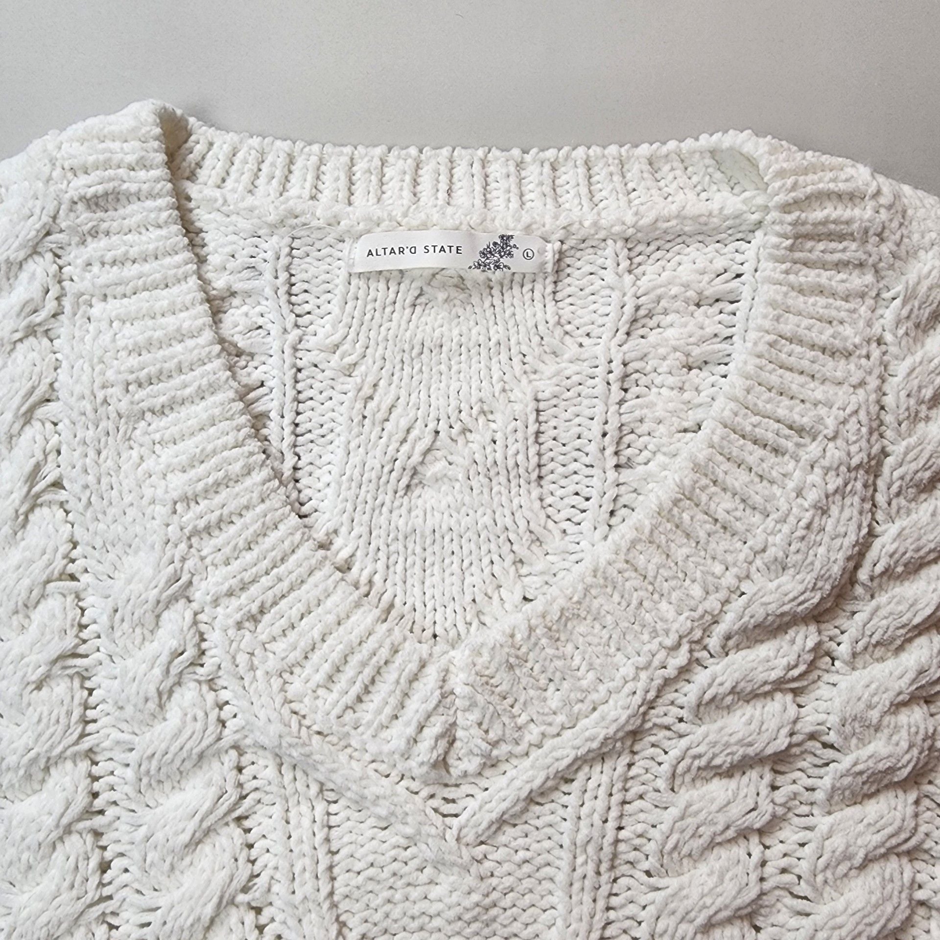 Altar'd State Cable Knit V-Neck Sweater Size L White Cropped Pullover 4