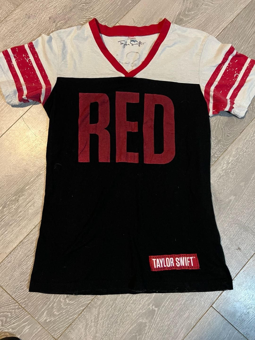 Taylor Swift Red Tour Jersey T-Shirt Size M Black White Red 13 2