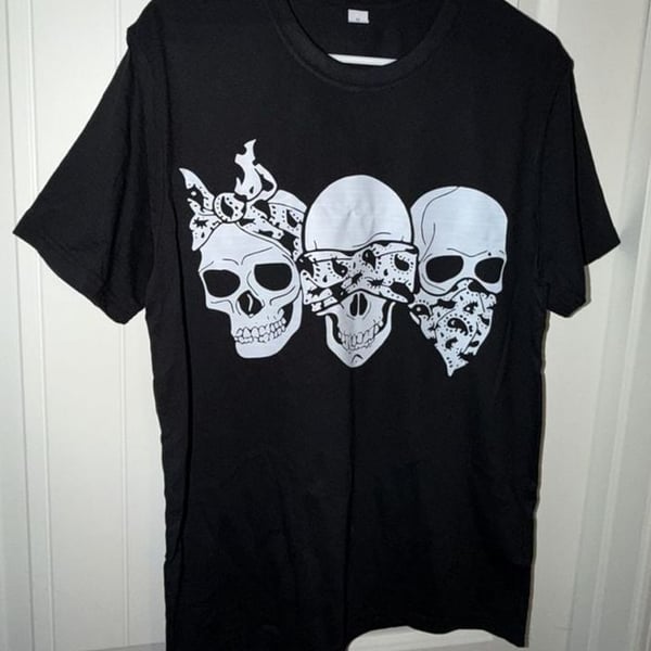 Graphic T-Shirt Size M Black Skulls Bandana Three Wise Skulls