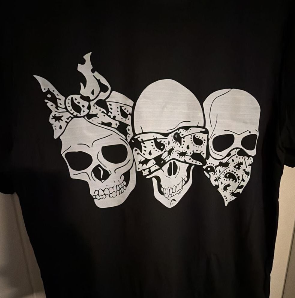 Graphic T-Shirt Size M Black Skulls Bandana Three Wise Skulls 5