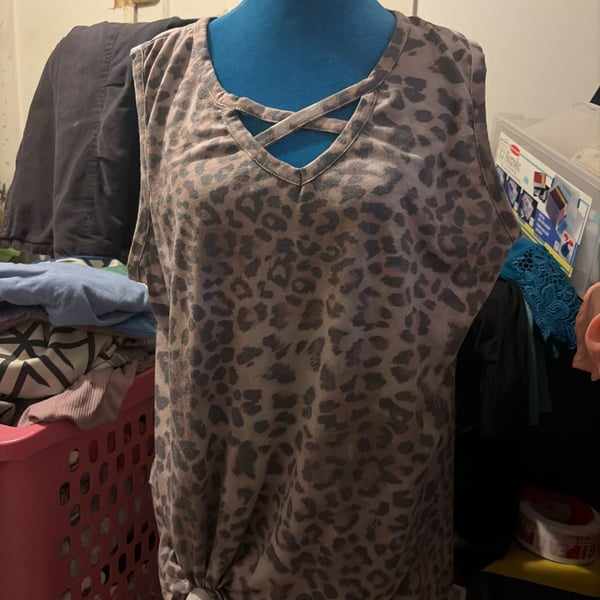 Glitzy girlz 2XL leopard print sleeveless blouse