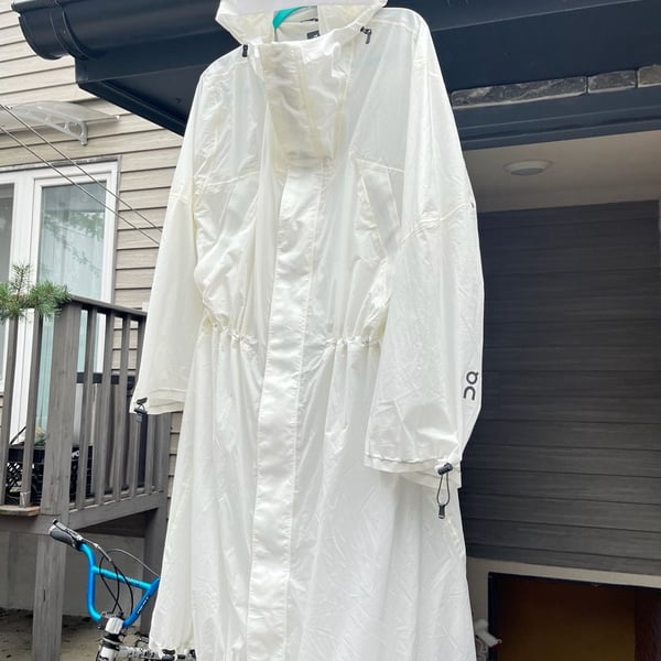 On Running Clubhouse Parka Size M White Rain Jacket Unisex