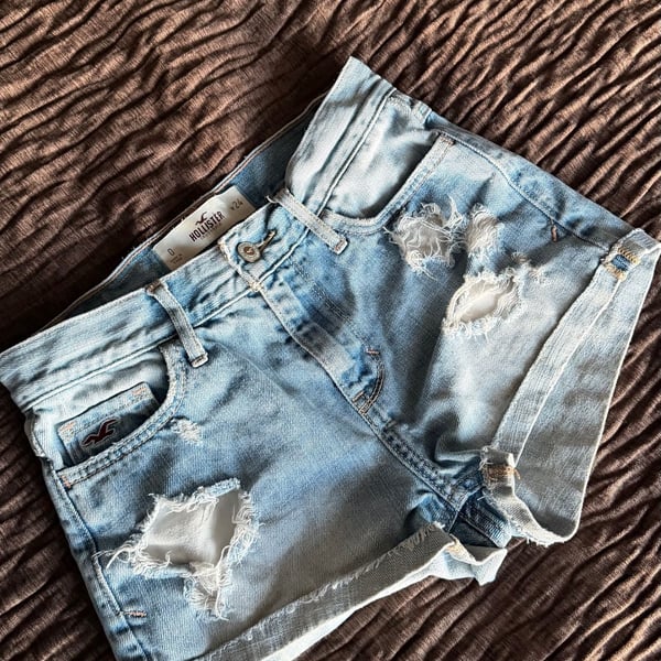 Hollister Distressed Denim Shorts Size 0 Light Blue Cuffed Hem