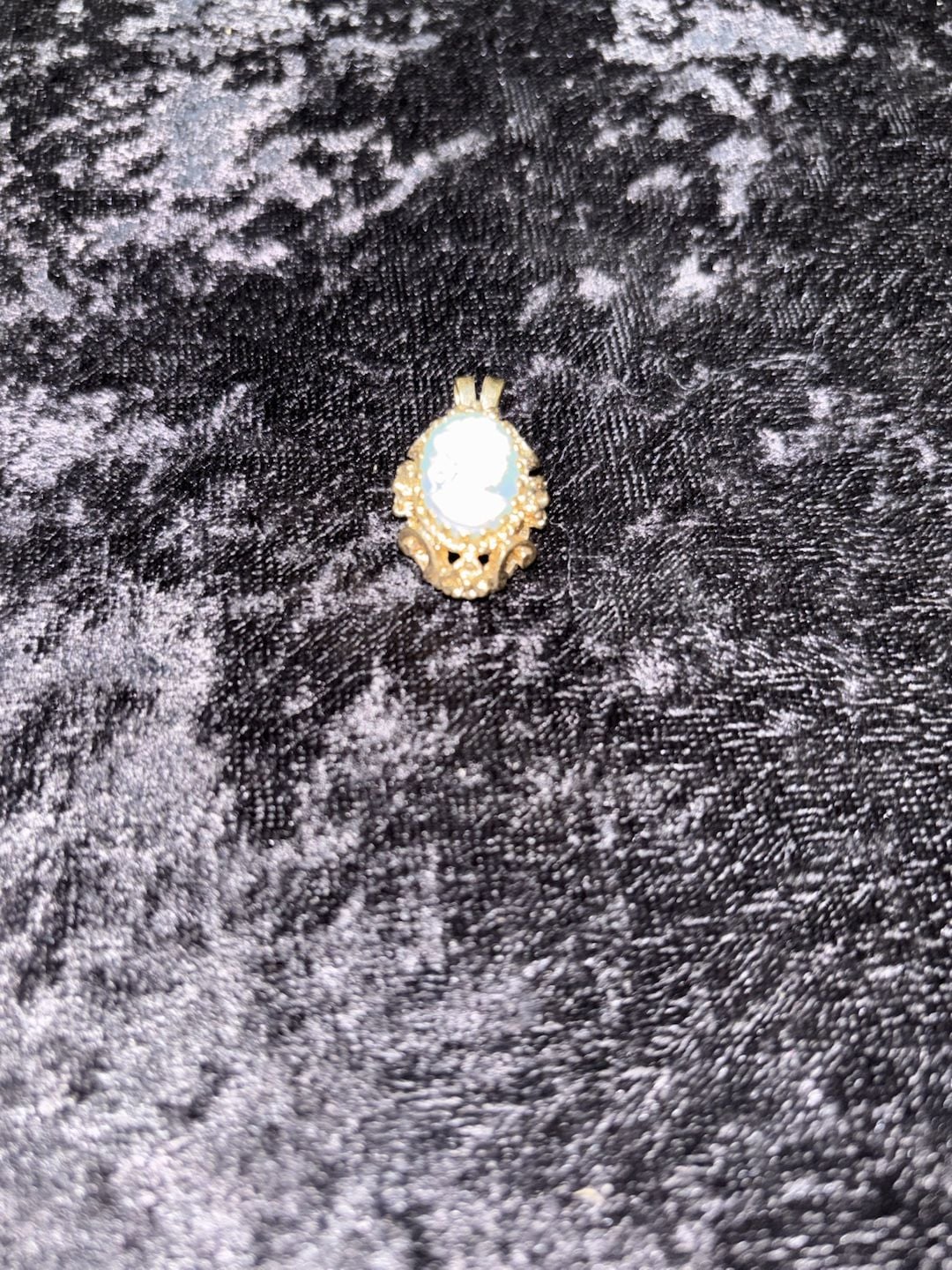 Vintage Gold Tone Blue Cameo Pendant 3