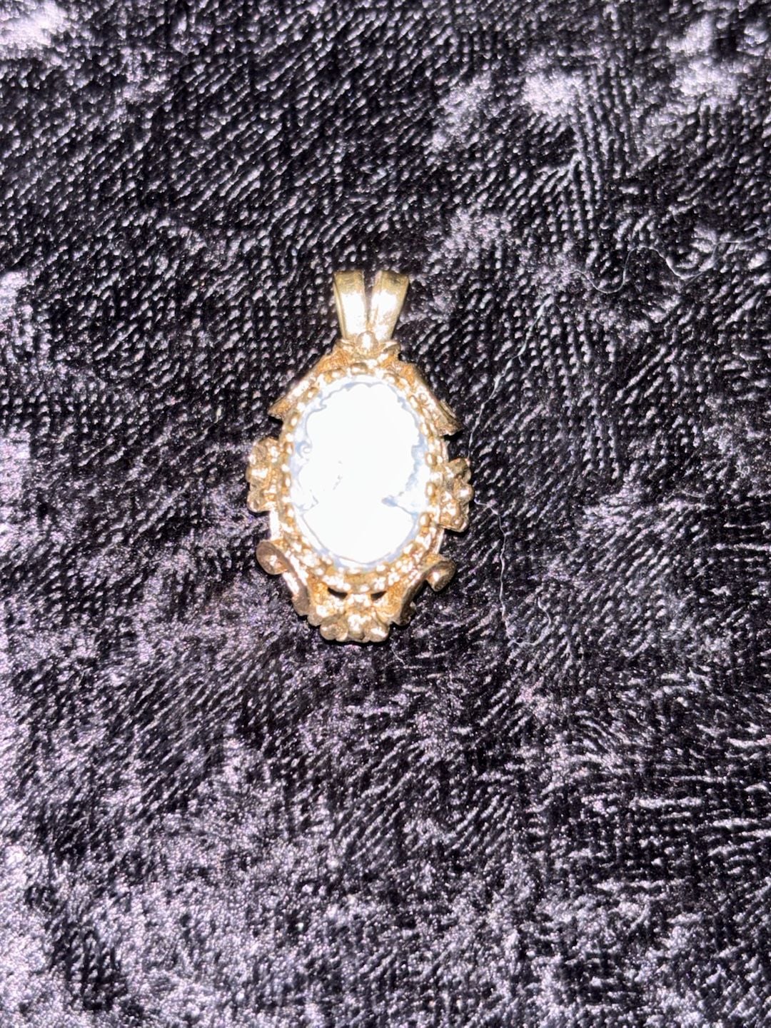 Vintage Gold Tone Blue Cameo Pendant 4