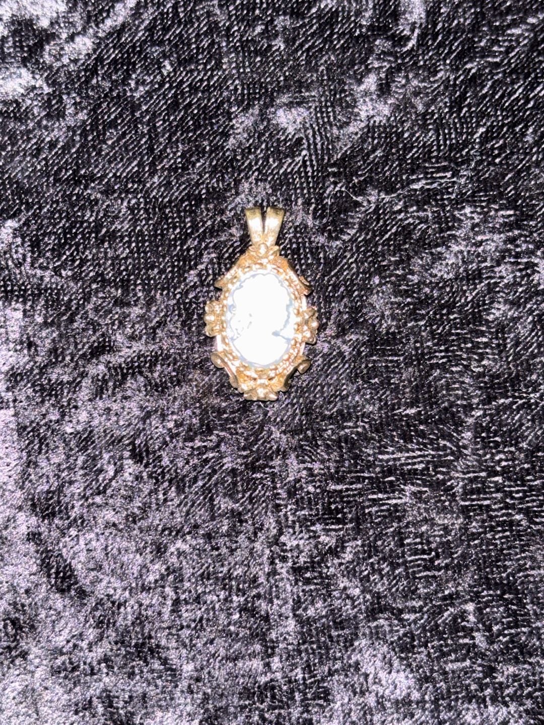 Vintage Gold Tone Blue Cameo Pendant 1