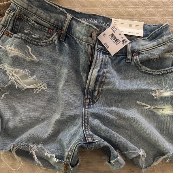 American Eagle Strigid Super High-Rise Relaxed Short Size 2 Distressed