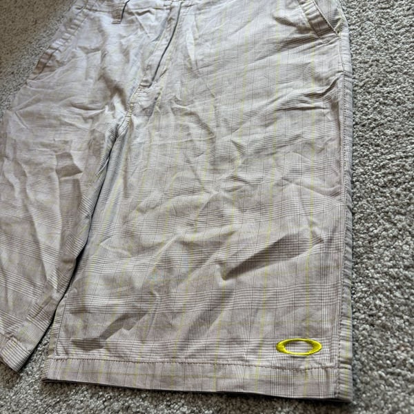 Oakley Plaid Casual Shorts Size 36W Beige Yellow Striped