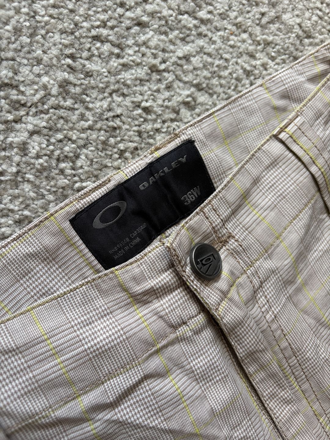Oakley Plaid Casual Shorts Size 36W Beige Yellow Striped 4